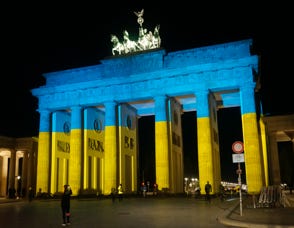 Das Brandenbuger Tor in den Nationalfarben der Ukraine